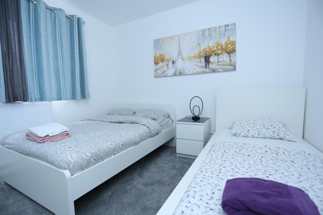 Appartamento Abbeywood Station House Londra Esterno foto